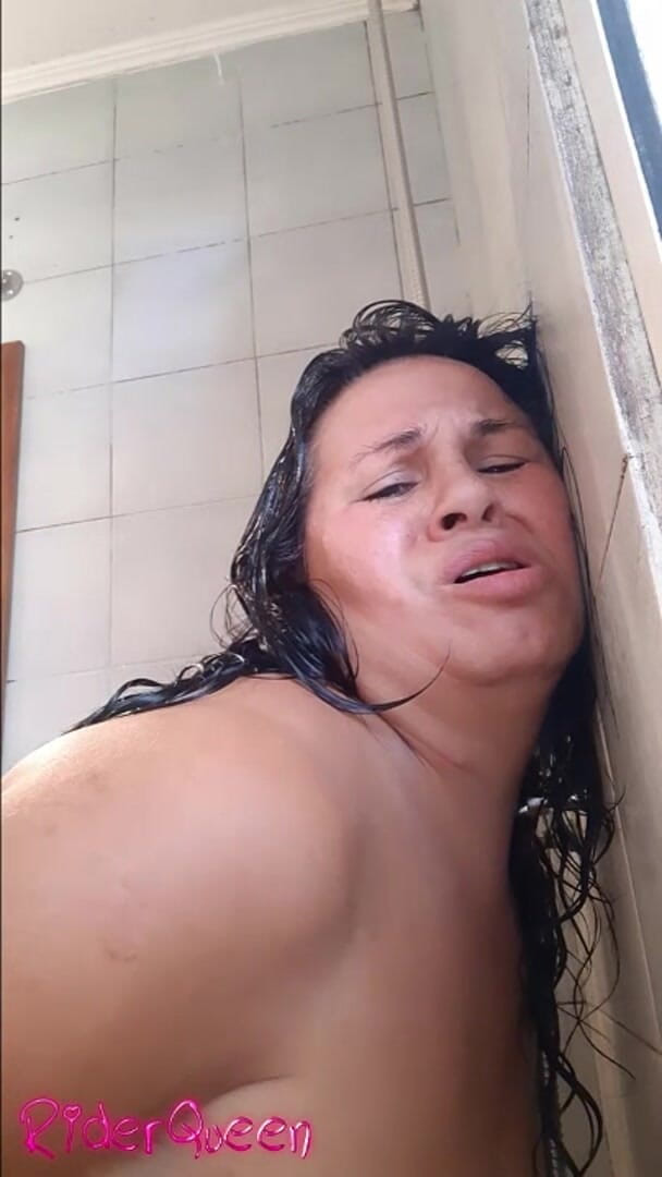 Only Riderqueen BBW Step Mom Latina Alone: Ragazza paffuta scopata sotto la doccia in piedi