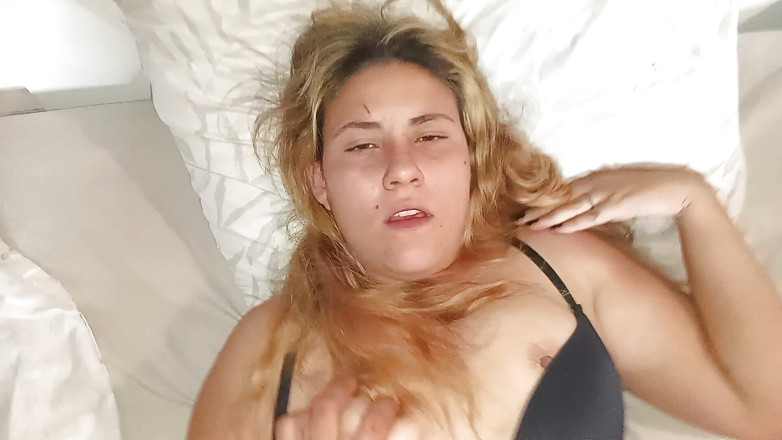 FabianUY97: J'écarte les cuisses de ma femme et je la baise...