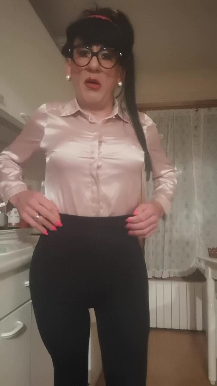 Yusti: Crodreisser Excited with Satin Blouse Solit