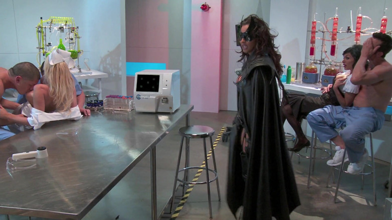 Superhero: Femeia pisică testează antidotul și este încântată de efectele secundare