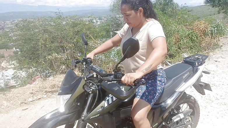 Pikaa6: Îmi învăț vecina cum să călărească o motocicletă și îmi oferă vaginul ei