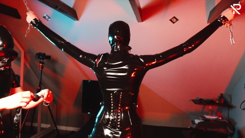 Rubber pervs: La troia tedesca in lattice è legata e imbavagliata e si...