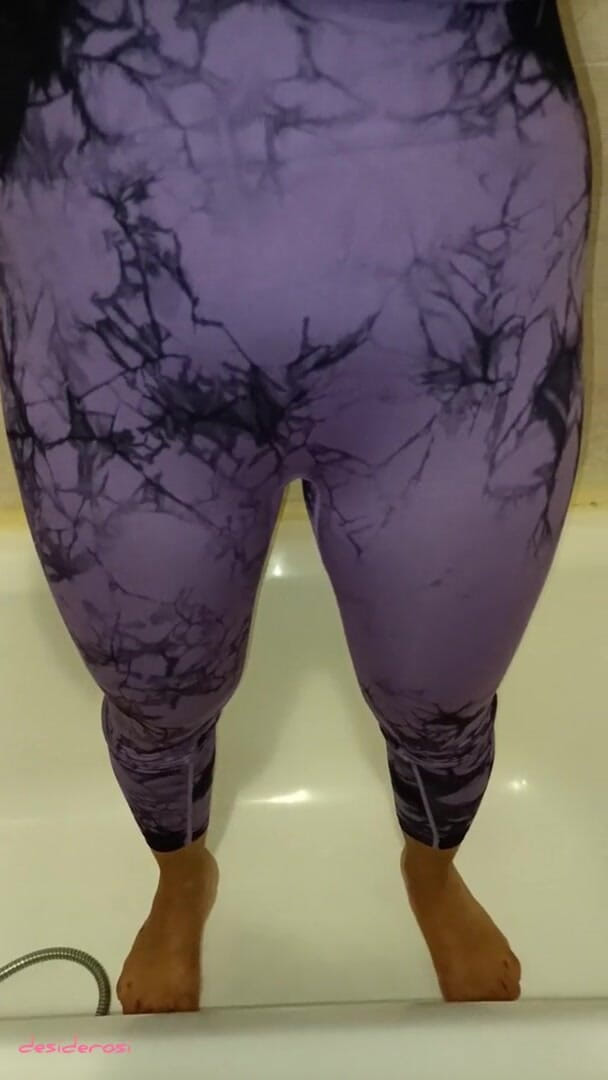 Jennyliam: Istri seksi italiaku lagi asik kencing di balik legging olahraganya -...