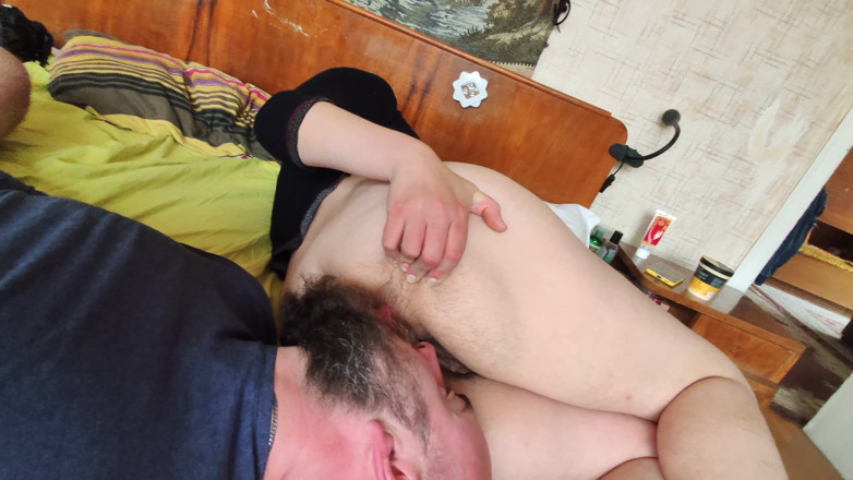 Hairy Homemade Amateur Orgasms: Kocam götümü temizlemem için bana yalvarıyor ve çok minnettar. Fetiş rüyaları