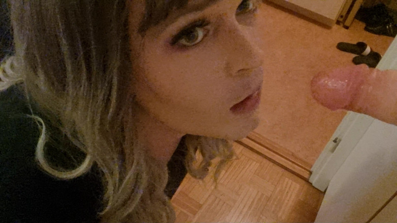 TezzieLuv: Puszczalska Trans Dziewczyna uwielbia głębokie gardło swoją zabawkę. Tezzie Luv