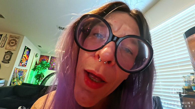 Peppermint Giantess: Vedere la persoana 1 minusculă legată de pantof are parte de...