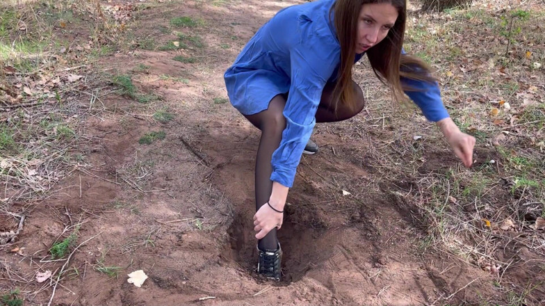 Hottie goddess: Ładna dziewczyna utknęła w lesie
