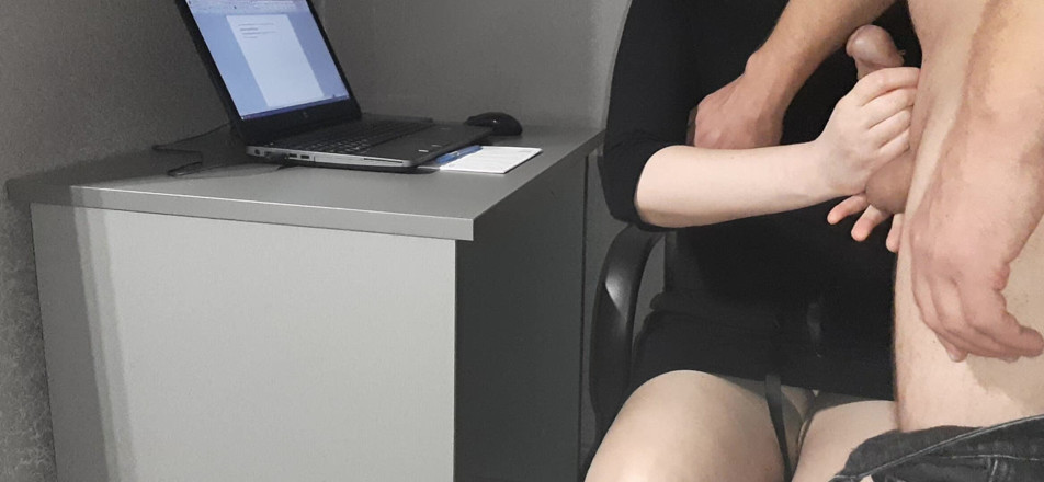 Vik_All: Aku selingkuh dari suamiku sama bosku di kantor.