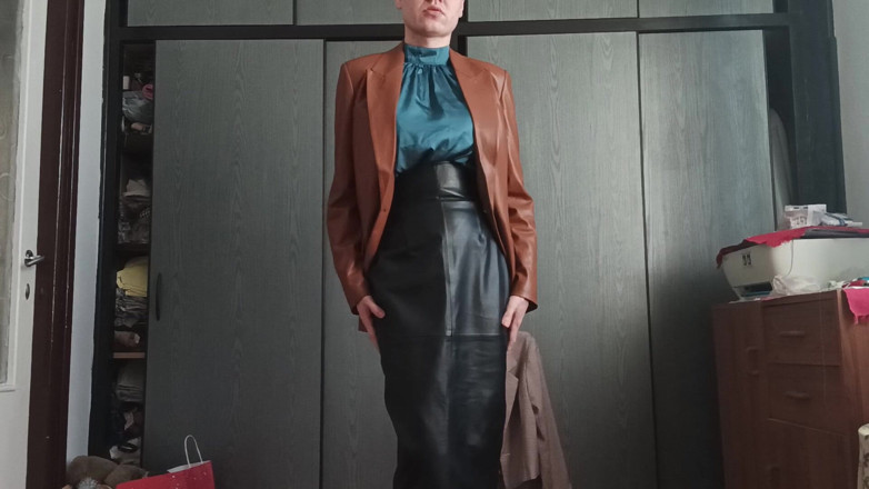 Governess Victorian fashion glamour: Saya berjalan dalam skirt kulit