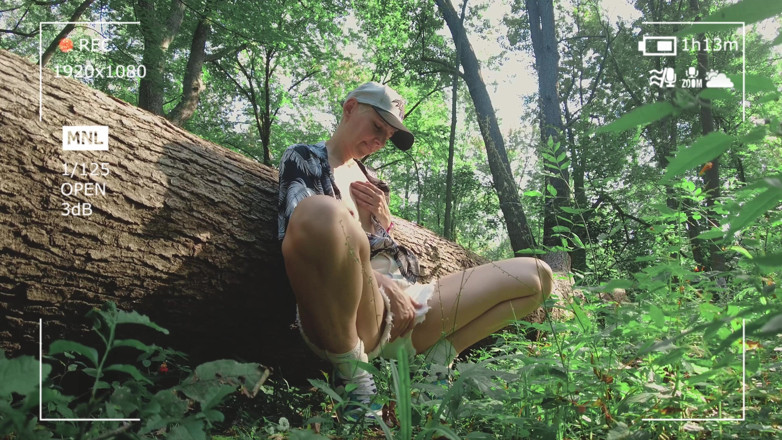 KinkyHome: Voyeur dans la forêt - une fille se masturbe dans la...