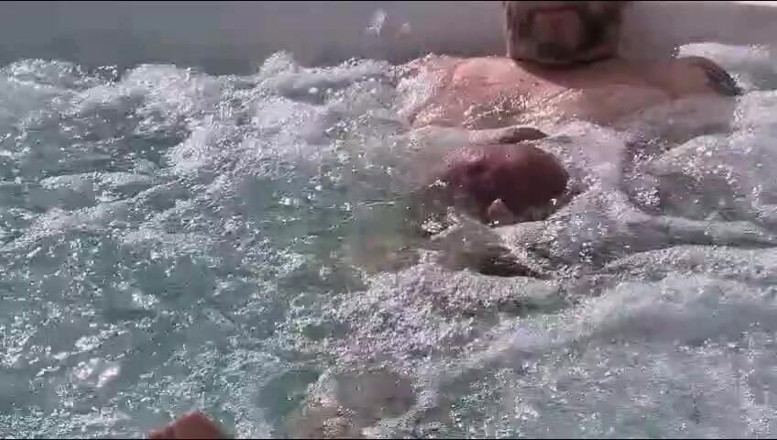 Monster_Meat_: Diversão na jacuzzi