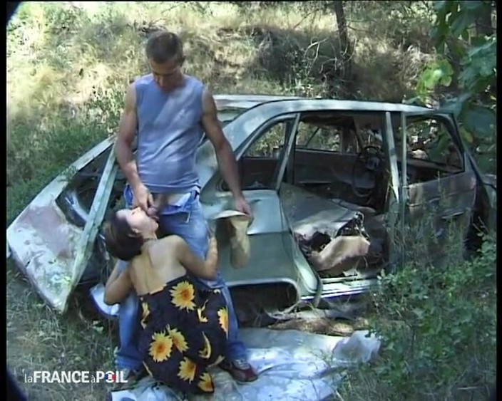 Rue Chaude: Un couple copule comme des sauvages dans un coin du...