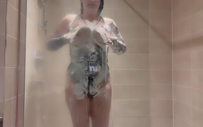 MissFFW: Regardez Mlle FFW se faire savonner sous la douche