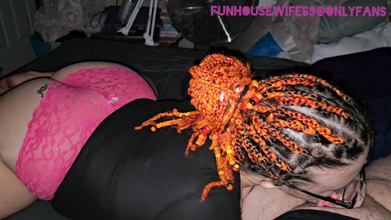 Funhousewife69: Pantat cewek seksi dengan celana dalam merah muda ini dientot...