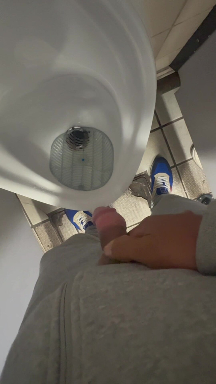 Kadu: Trovato in bagno pubblico e portato a casa per scopare...