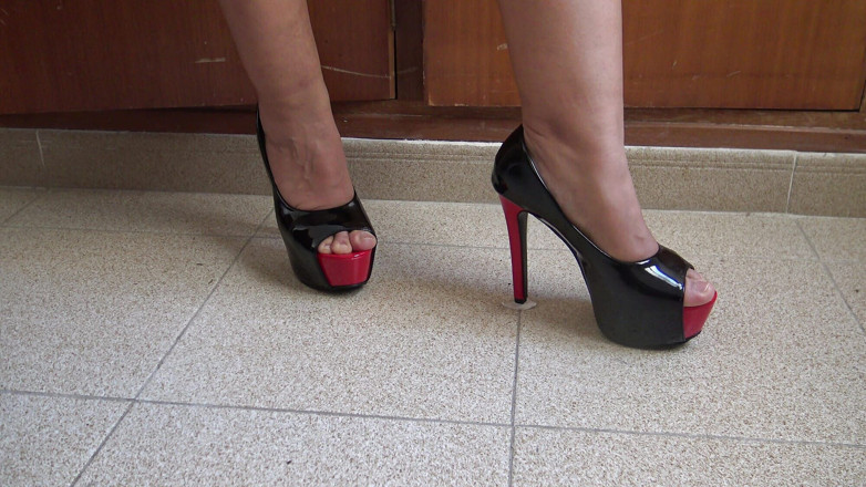 Stepmom Susan: Mi hijastro quería ver mi coño peludo y follarme a...