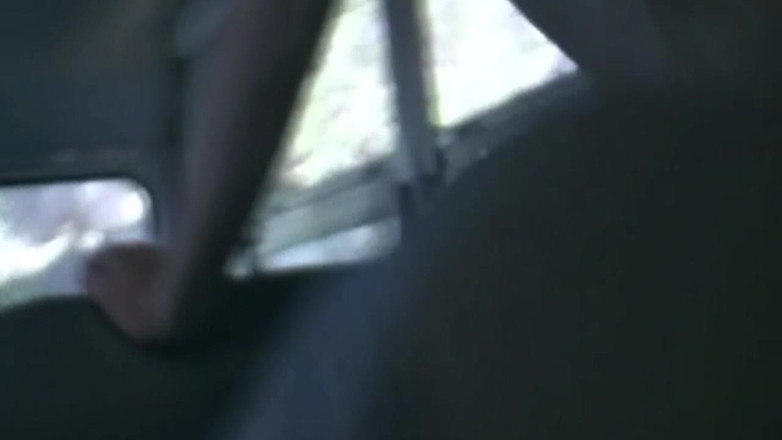 THAGSON CORE: Zralá brunetka MILF saje ptáka a je ošukaná v autobuse