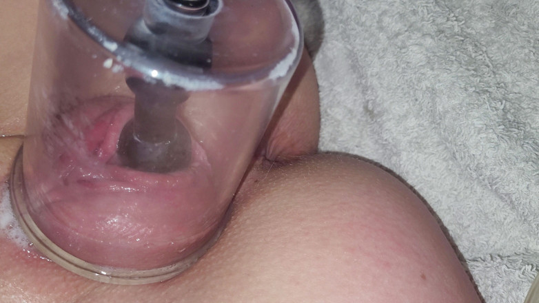 KatrixandCaliforniaLatex: Extreme pussy pumping and rough fucking for little pussy