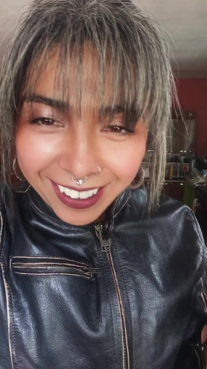 Casia Castro: Inhalar lentamente, instrucciones de fumar en cuero.