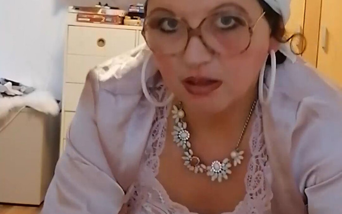 Stepmom's fun: La matrigna è venuta dal figliastro al mattino per fare sesso.