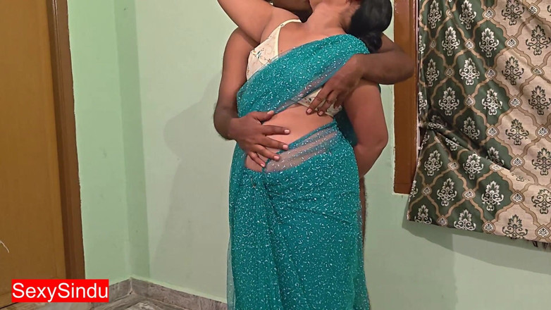 Sexy sindu: Une bhabhi sexy dans un sari transparent montre un nombril...