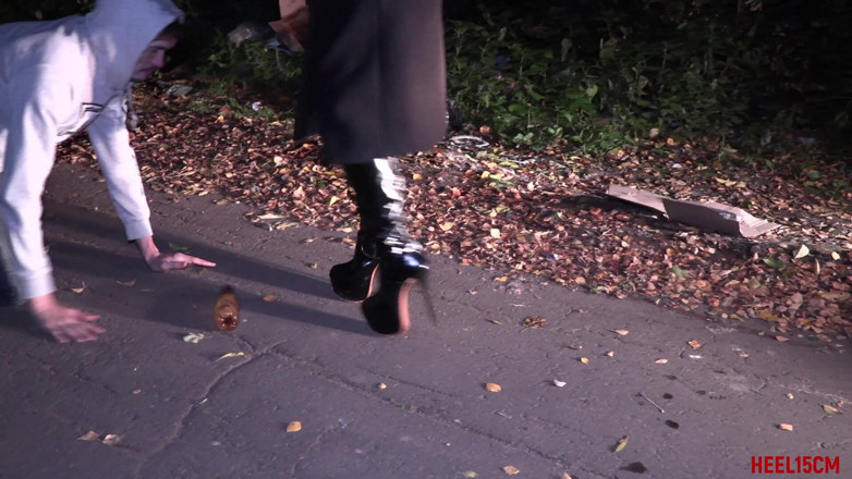 Heel 15 cm: Hraní fotbalu