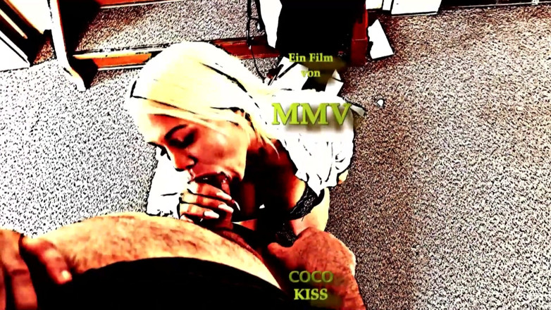 German Porn: Sexy blondýnka masturbuje a miluje kouření
