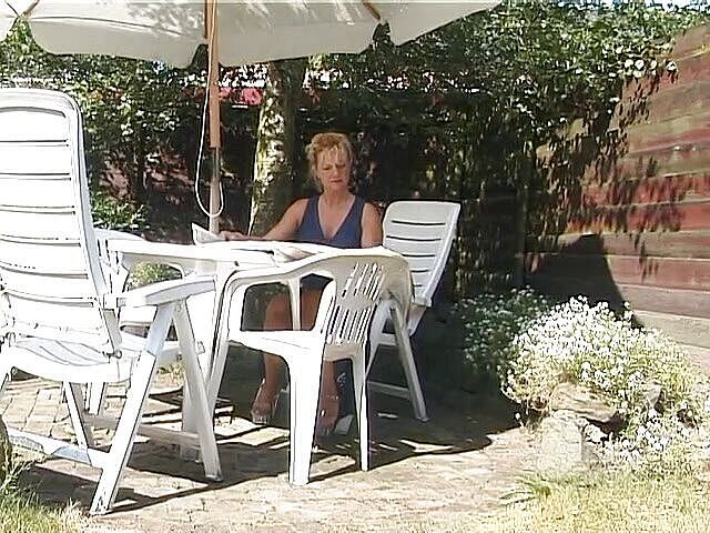 Lucky Cooch: Loira milf mostrando seus peitos ao ar livre