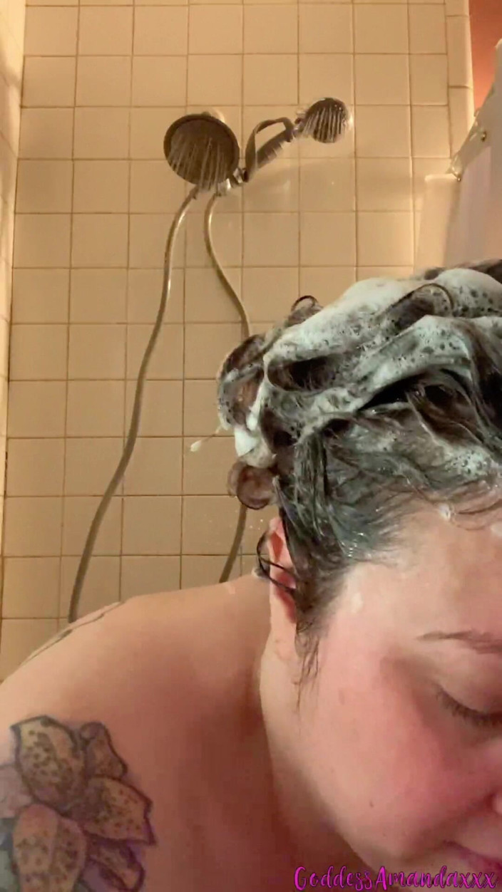 Goddess Amanda: Une MILF Pulpeuse Dans Le Bain Et La Douche
