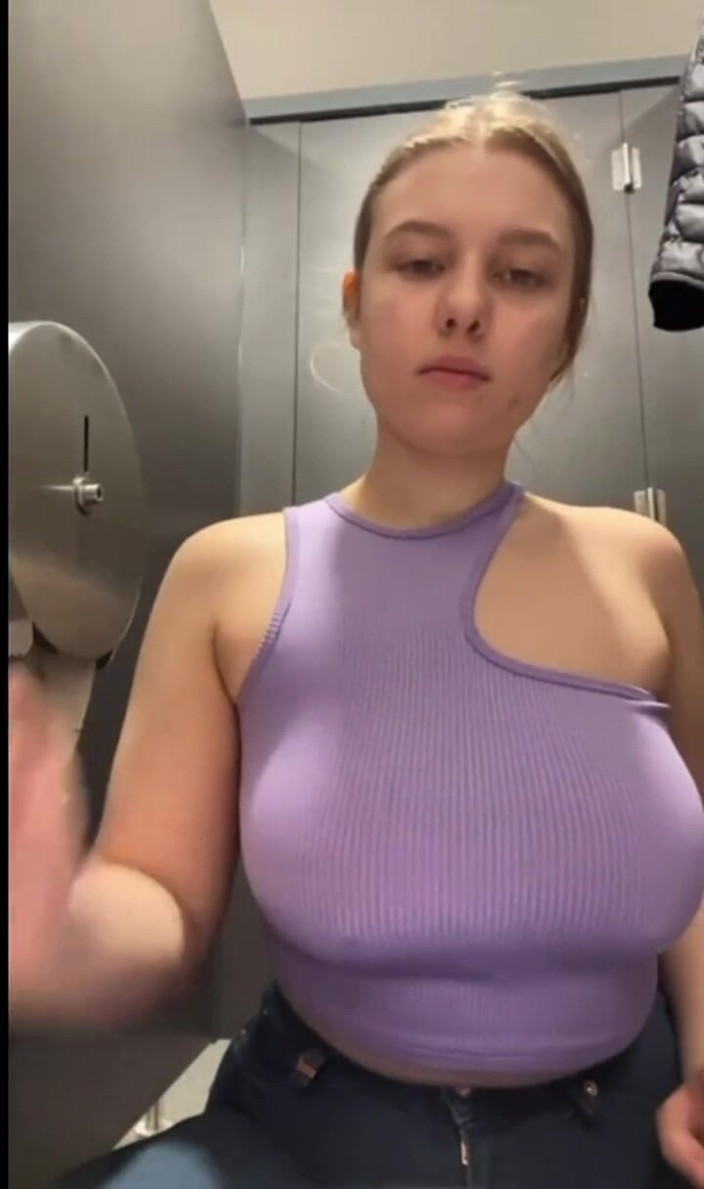 JuiceLussie: Halka açık yerde sıkı anal parmaklama. Yüze oturma. Çok ateşli mastürbasyon