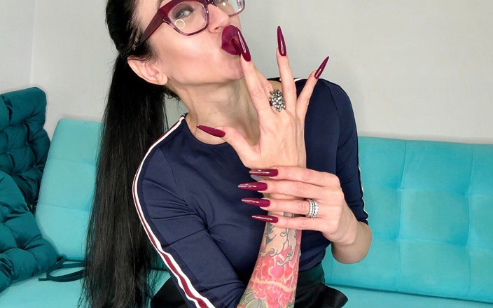 Julia domaina: Темно-фіолетовий довгий нігтя, підгледі, довгі гнучкі пальці і темна помада