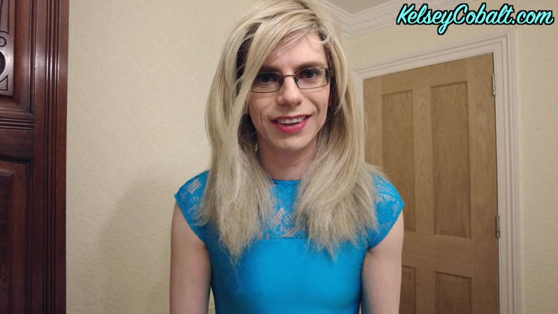 KelseyCobalt: Travestit în tricou de balet albastru ejaculează și înghite