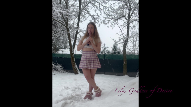 Lily, Goddess of Desire: Mała Dziwka Masturbuje Się Na Zewnątrz Wkłada Lód Do Cipki