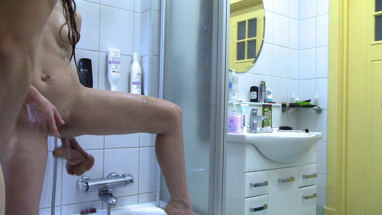 AnnaHomeMix: Esposa se fode com um grande vibrador em frente ao...