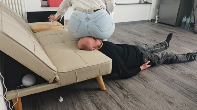Lizzy Crush: Big Jeans Booty Facesitting – nie ma ucieczki