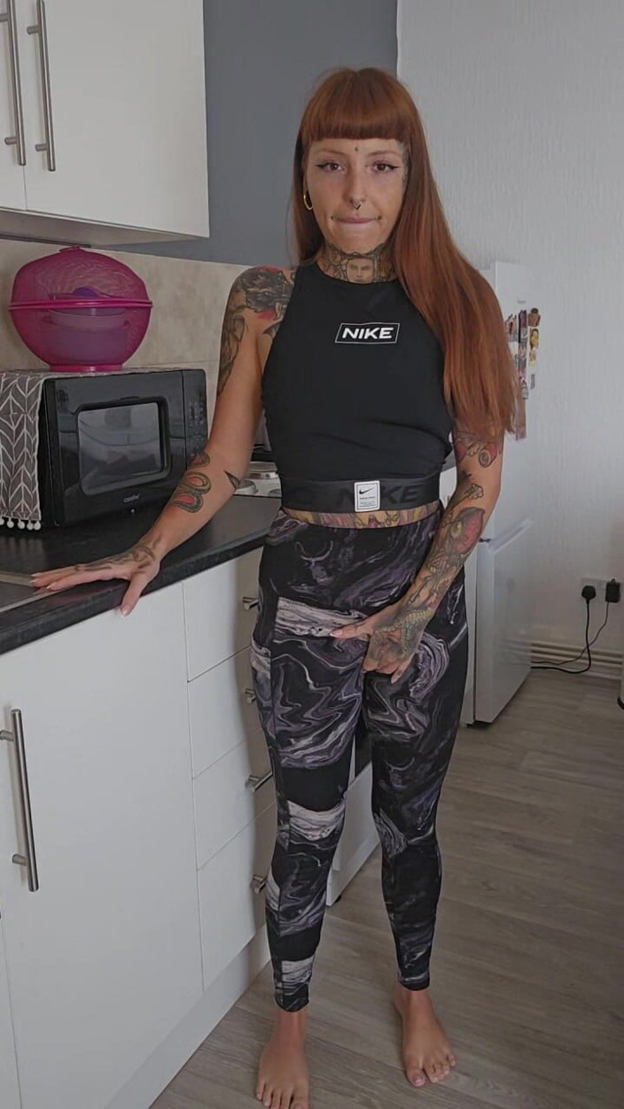 Yourfavecumslut: Pisciata disperata nei miei leggings da palestra