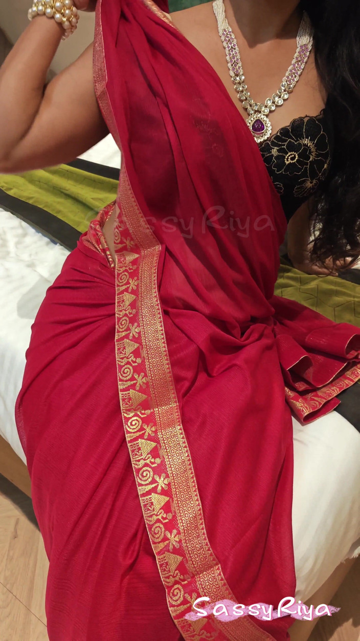 Sassy Riya: Cận cảnh sassy riya saare cleavage