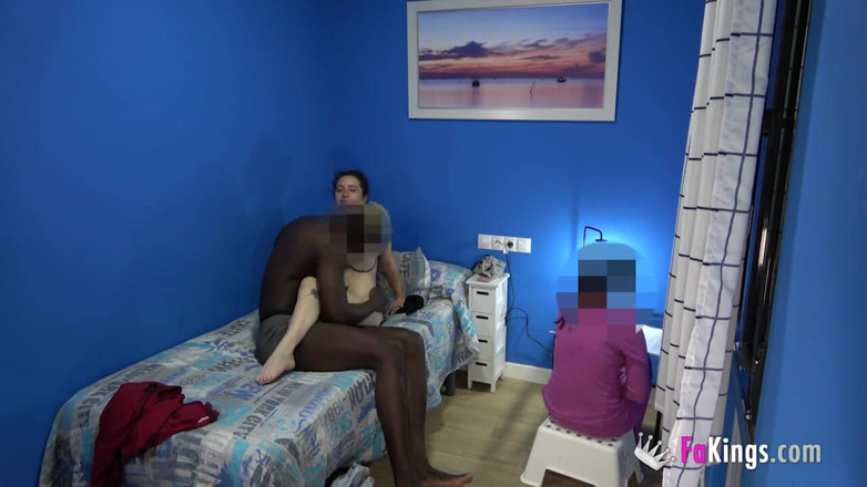 FAKings: Își filmează propria colegă de cameră futându-și cârligele în timp ce...