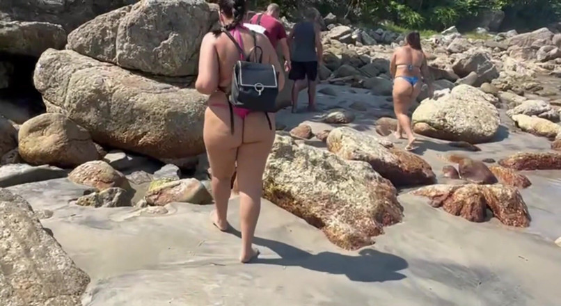 Lidi Ferrari: Heiße Brünette im Tanga-Bikini auf dem Weg des verlassenen Strandes –...