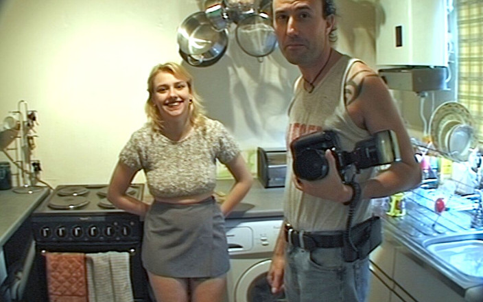 Real Sex Pass: Güzel amatör Sarah ilk çıplak fotoğraf çekimini yapıyor