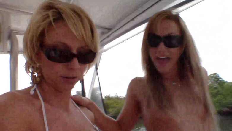 Lesbian Illusion: Sie ist von zwei lesben mit frechen zwecken an bord...