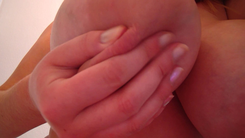 Annabelle Rogers: Suce les gros tétons délicieux de maman