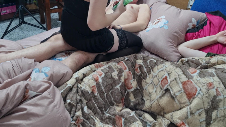 Viktoria_sekret: Soție vorbind cu soțul și luând la prelucrat pula prietenei ei,...