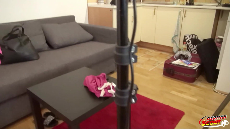 German Scout: Slank buikmeisje Akira fotomodel oppakken en neuken