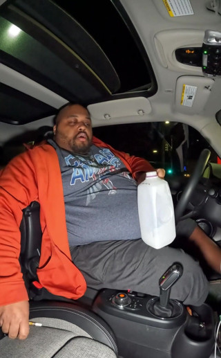 Blkhole420: Gordo en un pequeño auto y follando la mitad y...