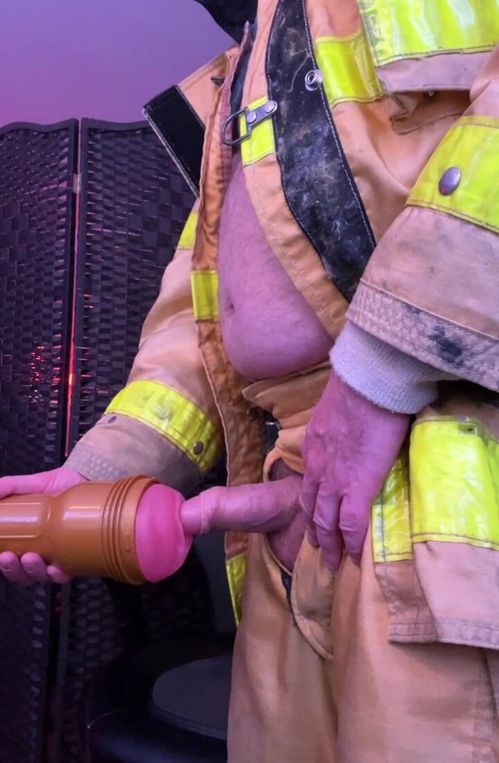 charli: Il pompiere si diverte con la fleshlight e viene