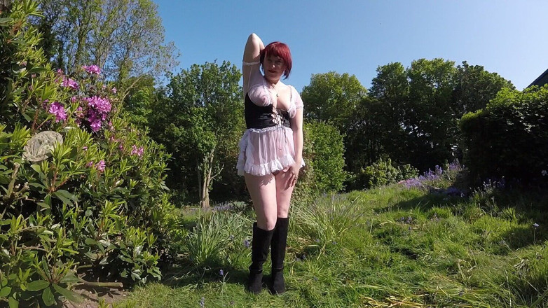 Littlevixen: 웬치 의상을 입고 야외에서 포즈를 취하다