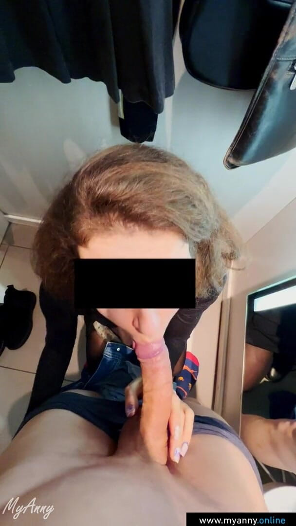 MyAnny: Pipe risquée et facial dans une cabine d'essayage du magasin