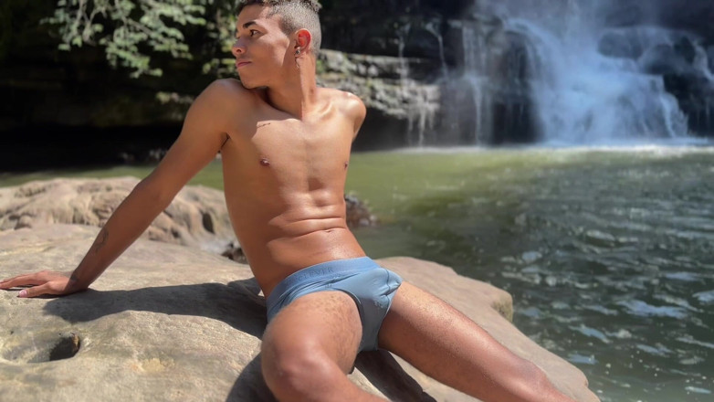 Icyhot707: Il ragazzo latino sexy passa un pomeriggio caldo a casa...