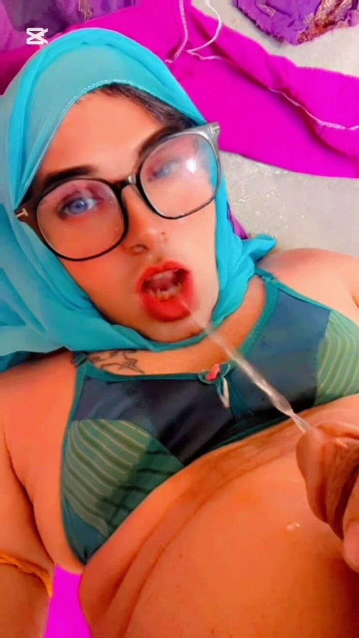 Apple00001: Hermosa hijab transgénero meando en la boca